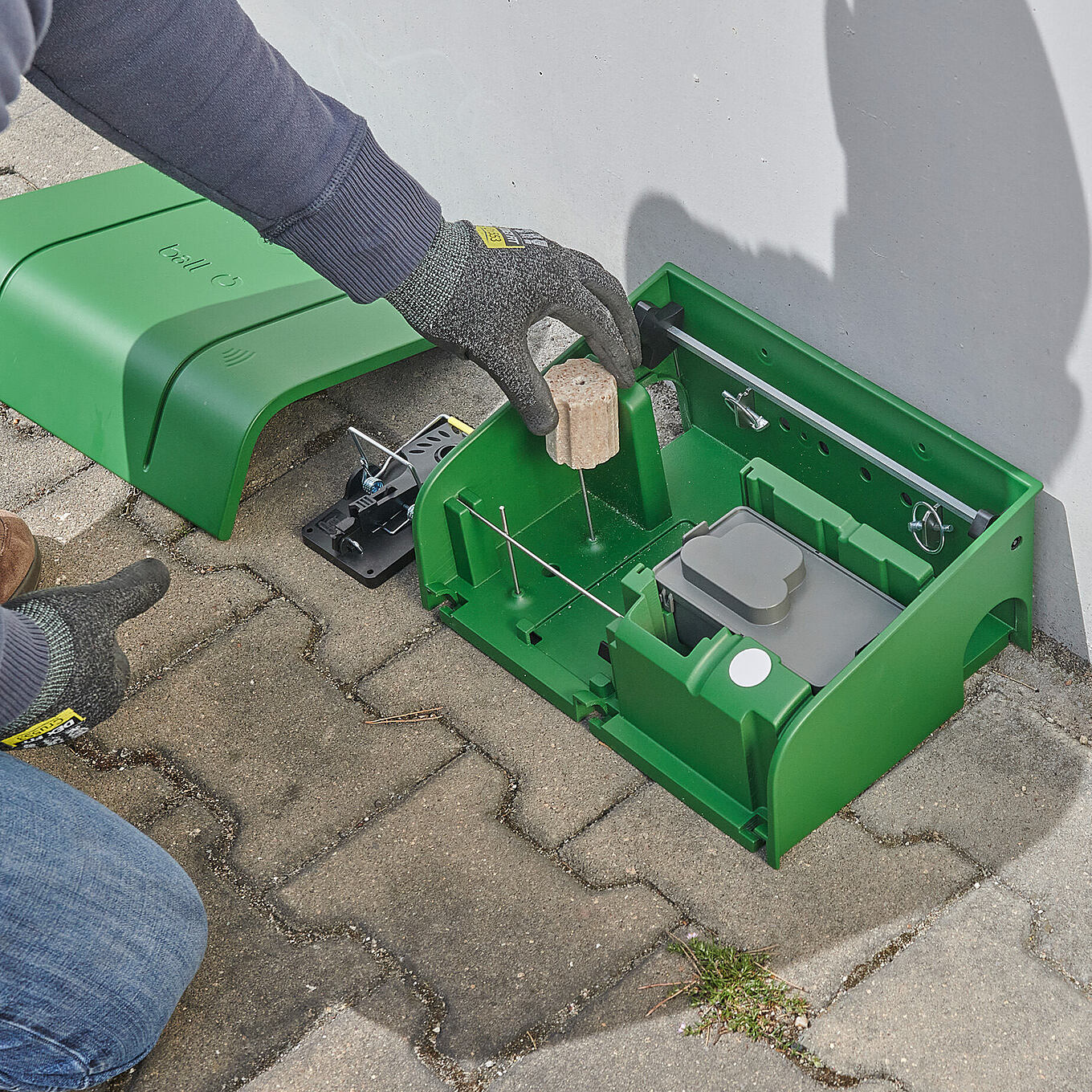 Geöffnete Köderschutzbox ToxProtect® zur Rattenbekämpfung an der Oberfläche
