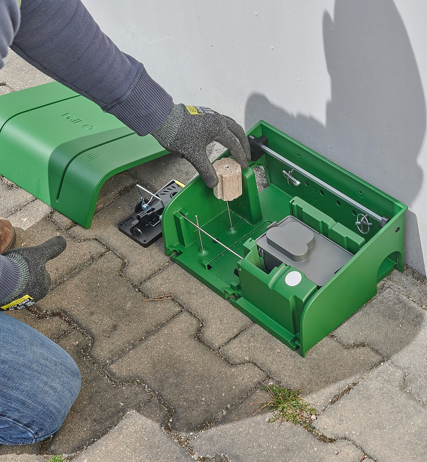 Geöffnete Köderschutzbox ToxProtect® zur Rattenbekämpfung an der Oberfläche