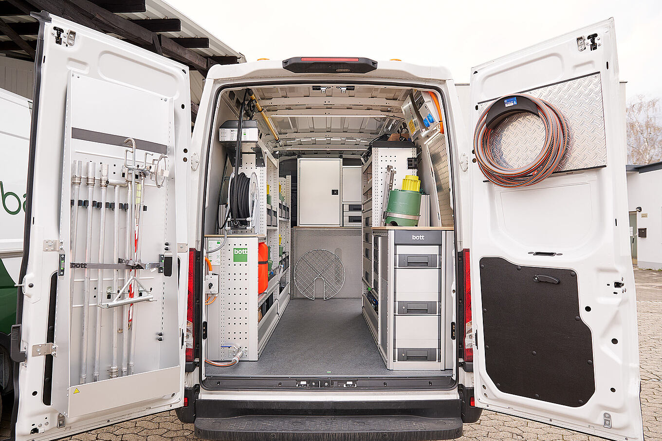 PestControl Dienstleistungsfahrzeug zur professionellen Rattenbekämpfung mit den ToxProtect® Köderstationen mit Innenansicht von hinten