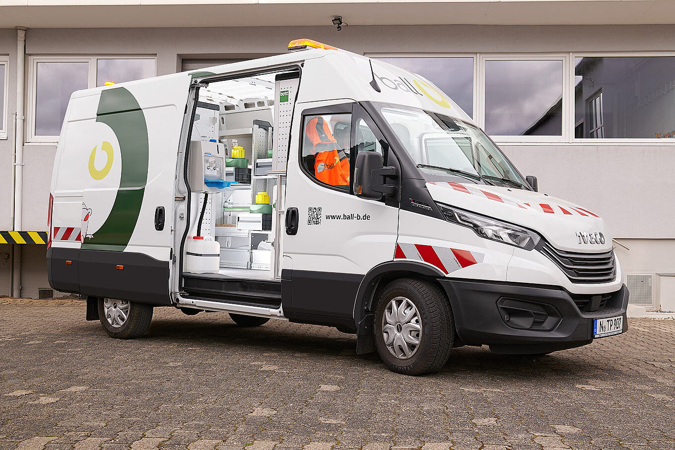 PestControl Dienstleistungsfahrzeug zur professionellen Rattenbekämpfung mit den ToxProtect® Köderstationen mit Innenansicht