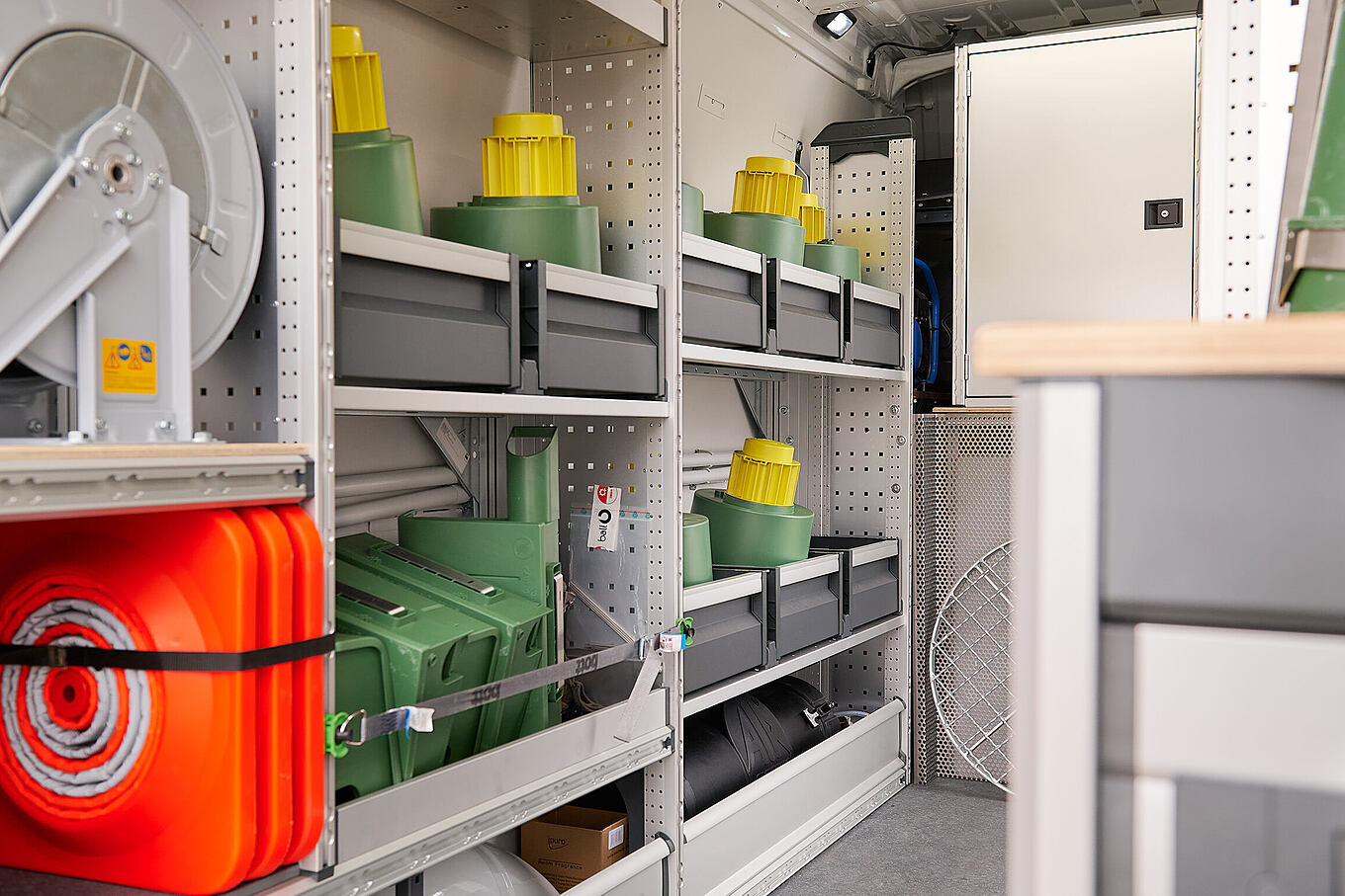 PestControl Dienstleistungsfahrzeug zur professionellen Rattenbekämpfung mit den ToxProtect® Köderstationen Detailansicht