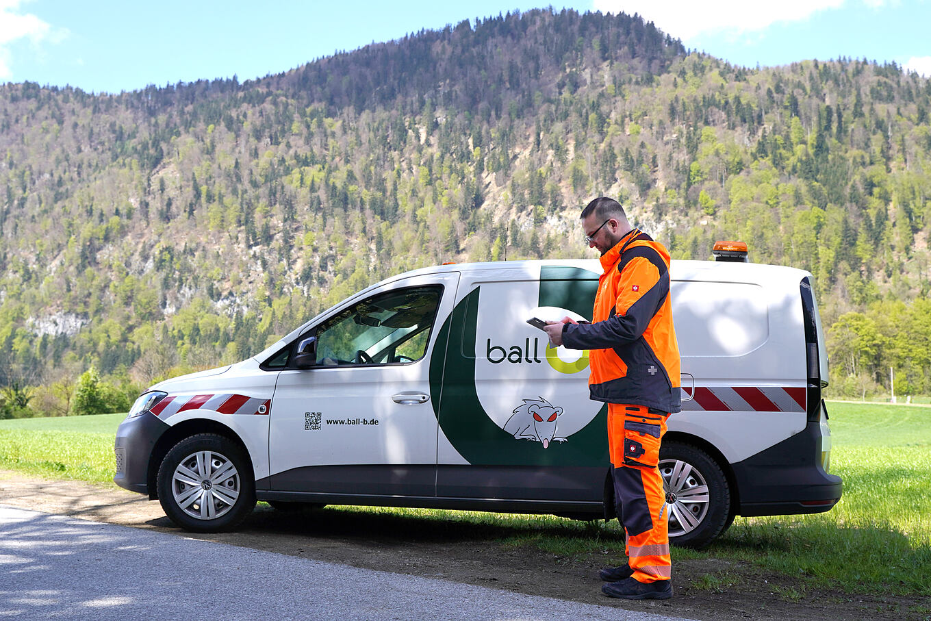 Mitarbeiter von ball-b im Einsatz für die Dienstleistung PestControl mit unserem Servicefahrzeug für die professionelle Rattenbekämpfung