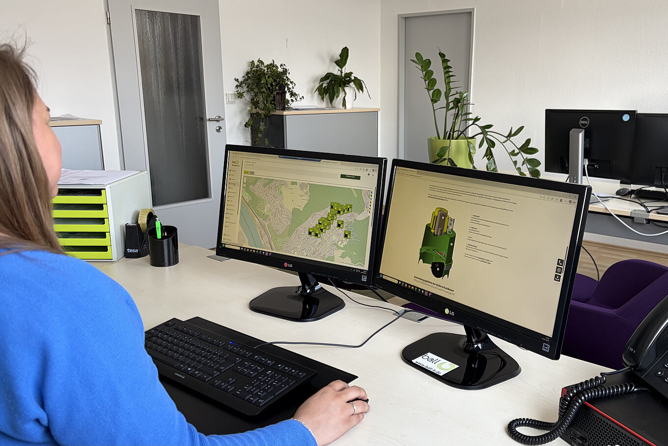 Mitarbeiter verwendet den WebService von ball-b im Büro