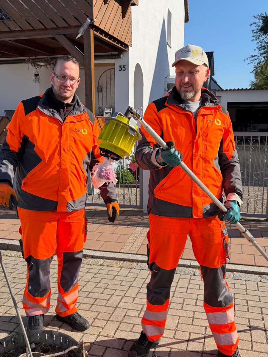 Unsere Dienstleistung im Einsatz. PestControl MItarbeiter bei der professionellen Rattenbekämpfung