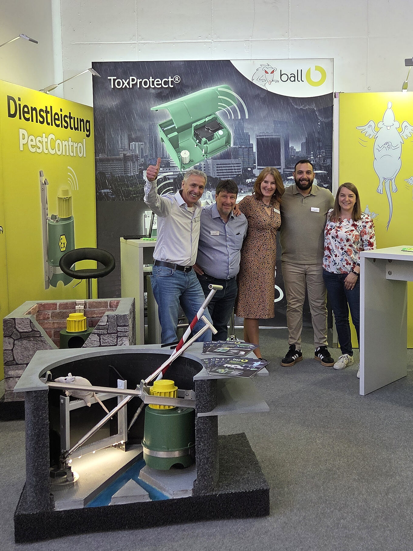 Gruppenbild auf der Messe mit Mitarbeiter der Firma ball-b